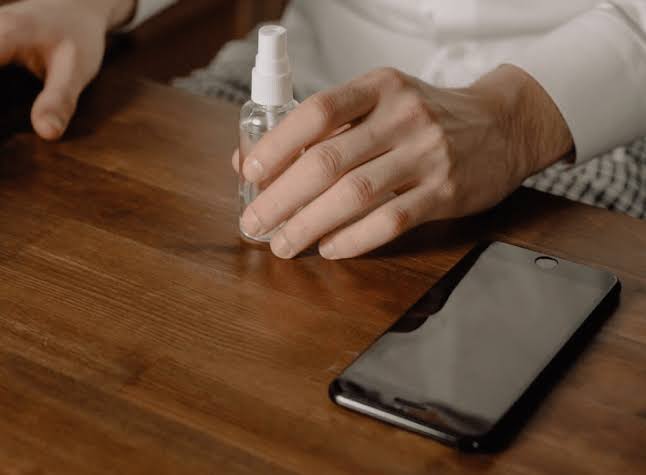 طريقة ذكية لتنظيف شاشة الهاتف المحمول دون تعرضها لأي خدش أو تلف
